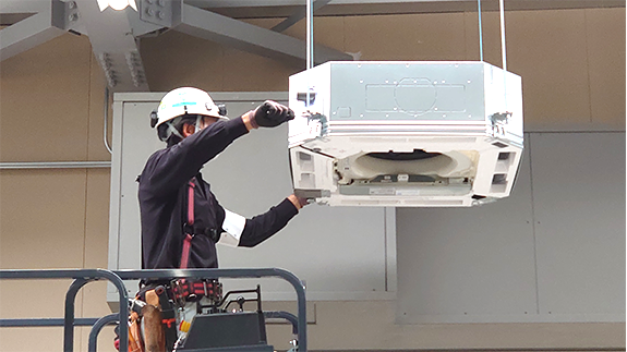 写真:室内機吊り込み②